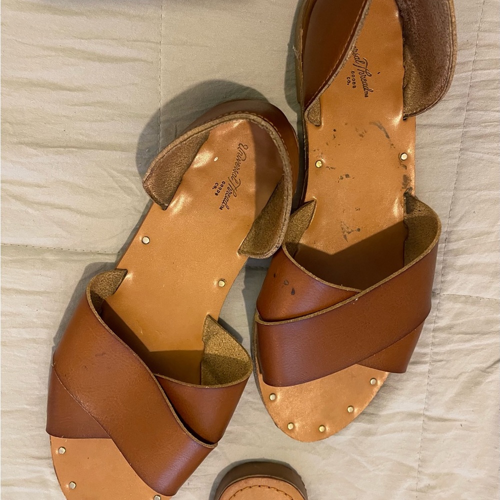Universal thread brown sandals